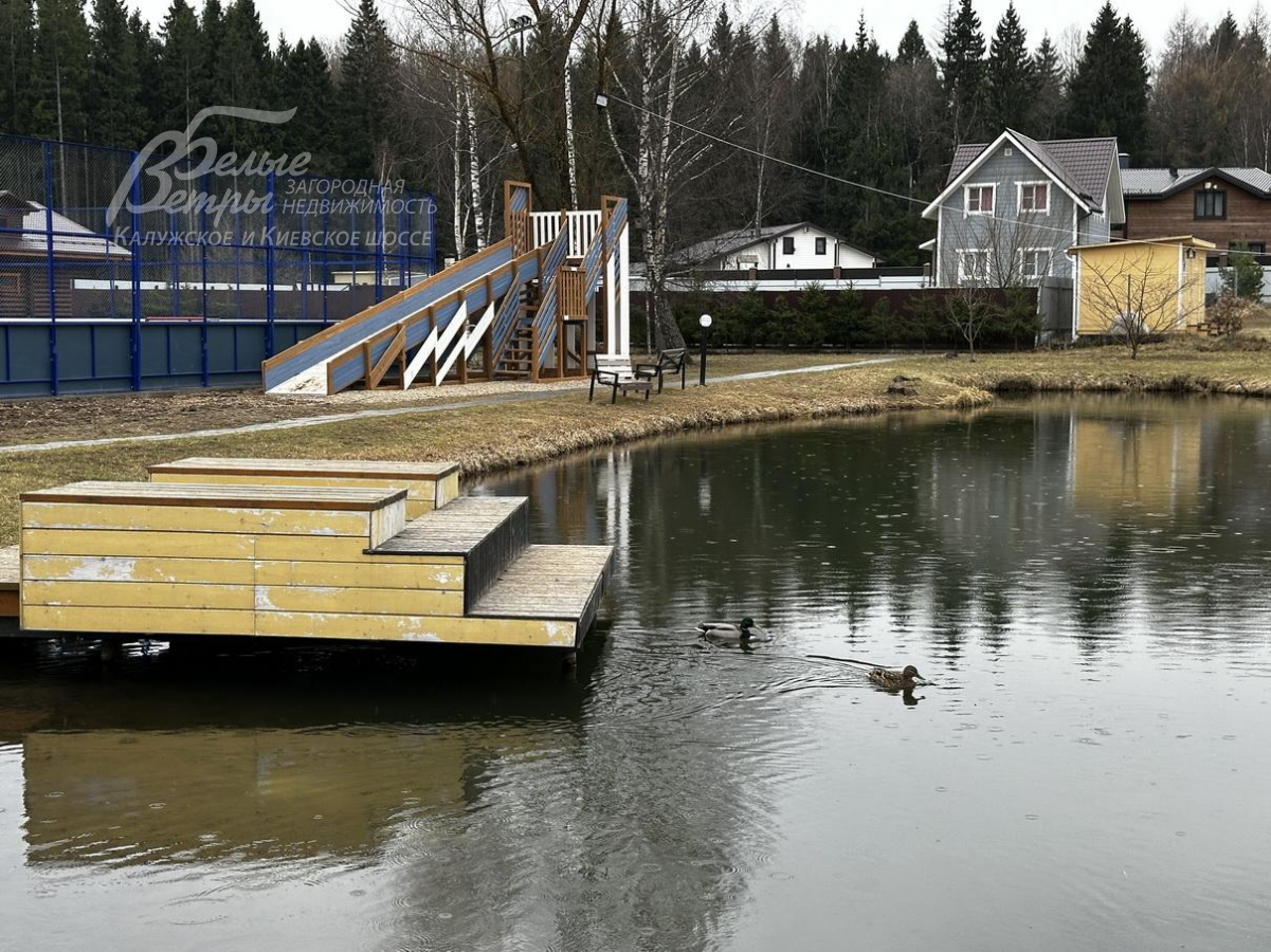 Озеро в коттеджном поселке Лесной Пейзаж