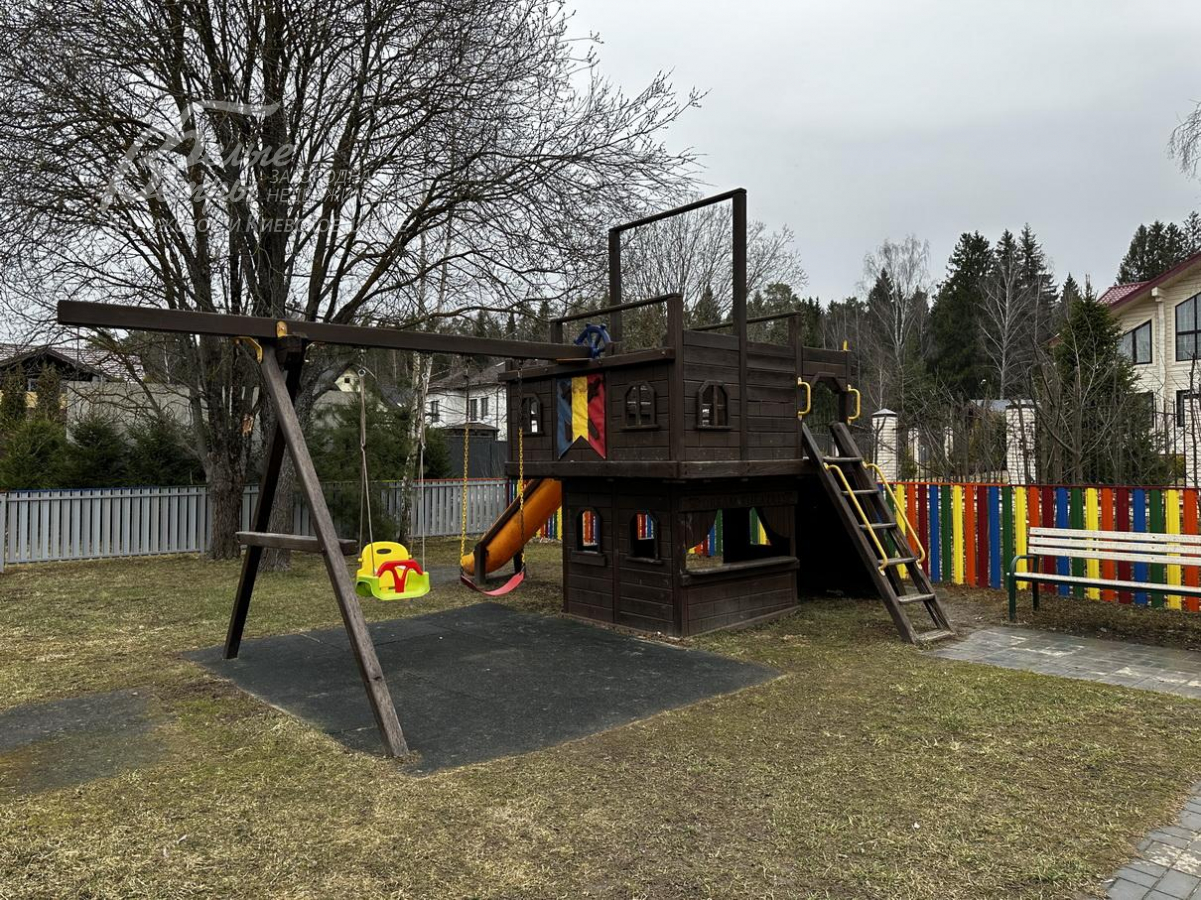 Детская площадка на территории поселка Лесной Пейзаж